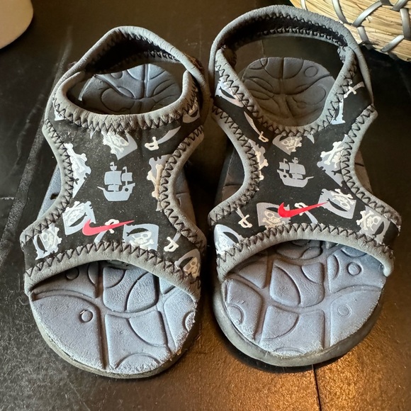 NIKE Black & Grey Pirate Ship Slip-on Sandals - Size 5C - Picture 2 of 11